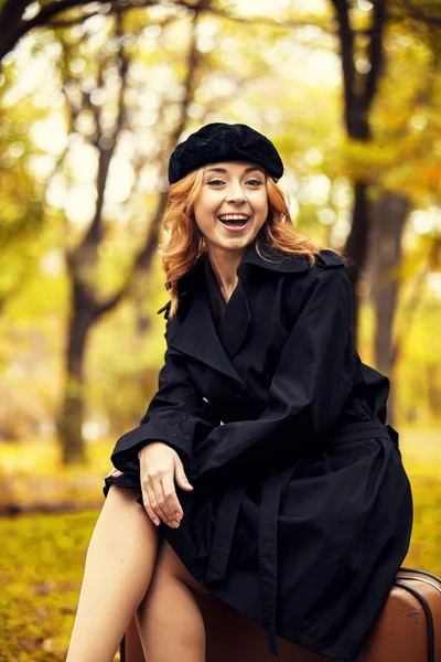 Chica pelirroja de estilo con bolsa en el parque de otoño . — Foto de Stock