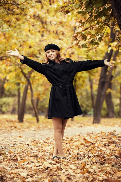 Roodharige meisje in de herfst park. — Stockfoto