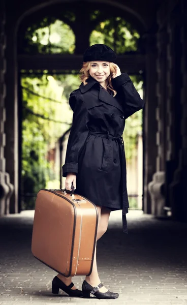 Stil rothaarige Mädchen mit Tasche auf der Straße Herbst. — Stockfoto