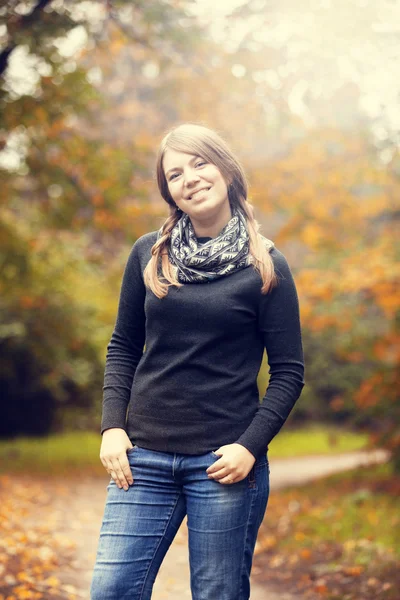 Mooi meisje in herfst park. — Stockfoto