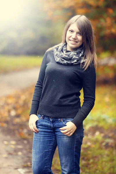 Beautiful girl at autumn park. — Stock Photo, Image