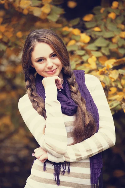 Piękna dziewczyna w parku jesień. — Zdjęcie stockowe