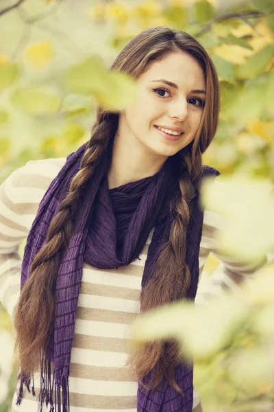 Menina bonita no parque de outono . — Fotografia de Stock