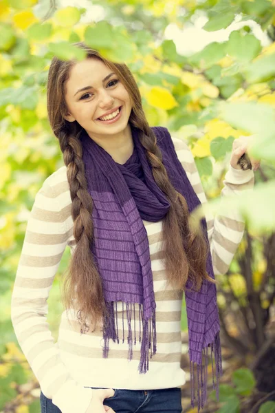 Красива дівчина в осінньому парку . — стокове фото