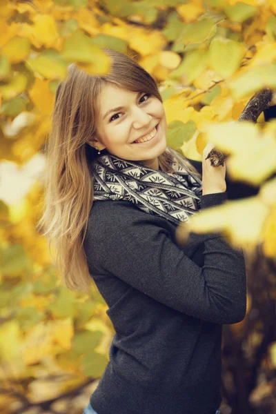 Schöne Mädchen im Herbst Park. — Stockfoto