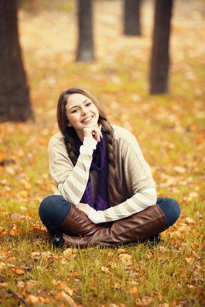 Lachende gelukkig meisje in herfst park. — Stockfoto