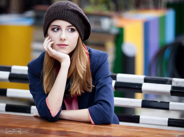 Bella ragazza al caffè . — Foto Stock