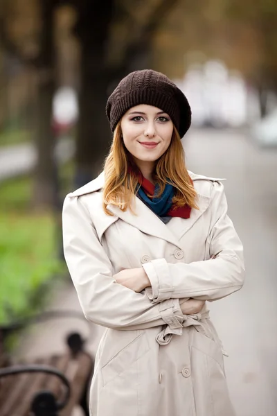 Vacker flicka på gatan. — Stockfoto