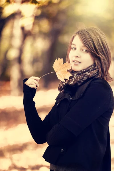 Krásná dívka v podzimní park. — Stock fotografie
