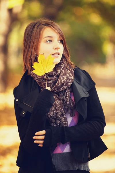 Beautiful girl at autumn park. — Stock Photo, Image