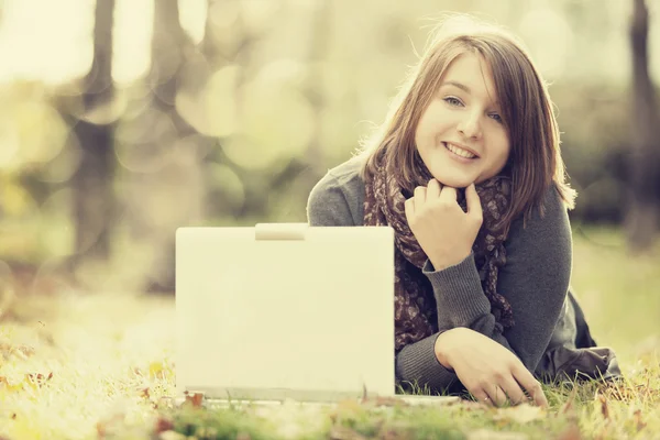 Dizüstü bilgisayar açık havada güzel kızla — Stok fotoğraf