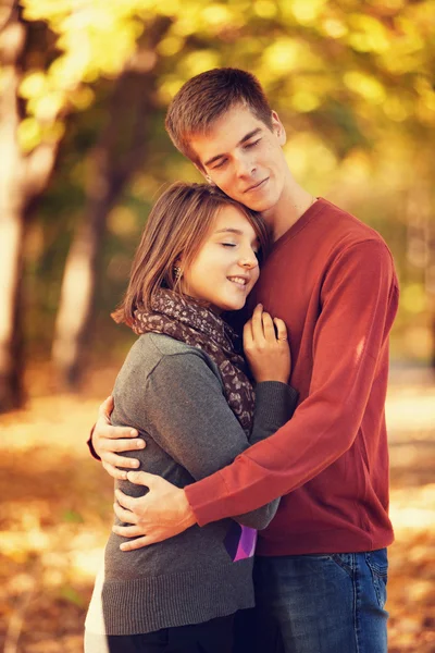 Belo casal no parque de outono . — Fotografia de Stock