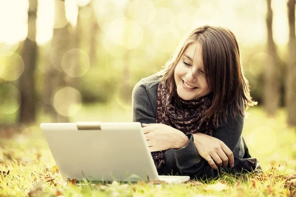 Skönhet flicka med laptop utomhus — Stockfoto