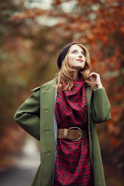 Stil Kızıl saçlı kıza güzel sonbahar sokak.