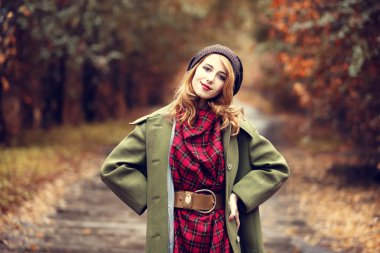 Stil Kızıl saçlı kıza güzel sonbahar sokak.