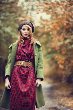 Stil Kızıl saçlı kıza güzel sonbahar sokak.