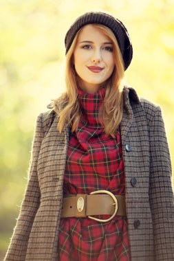 Stil Kızıl saçlı kıza güzel sonbahar sokak.