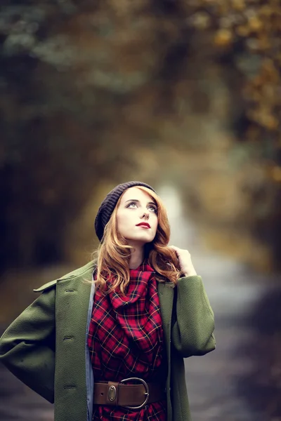 Estilo chica pelirroja en hermoso callejón de otoño . —  Fotos de Stock