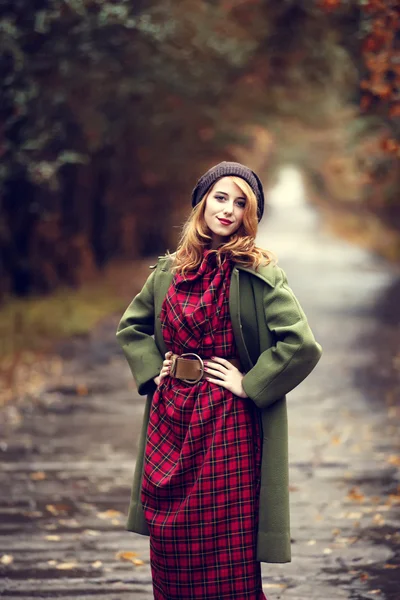 Stijl roodharige meisje op mooie herfst alley. — Stockfoto