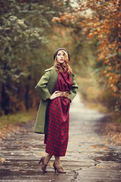 Estilo menina ruiva no belo beco de outono . — Fotografia de Stock