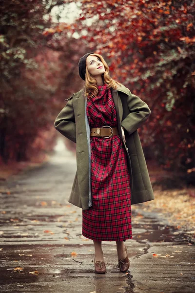 Stijl roodharige meisje op mooie herfst alley. — Stockfoto