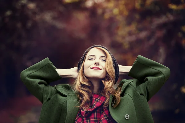 Estilo chica pelirroja en hermoso callejón de otoño . —  Fotos de Stock