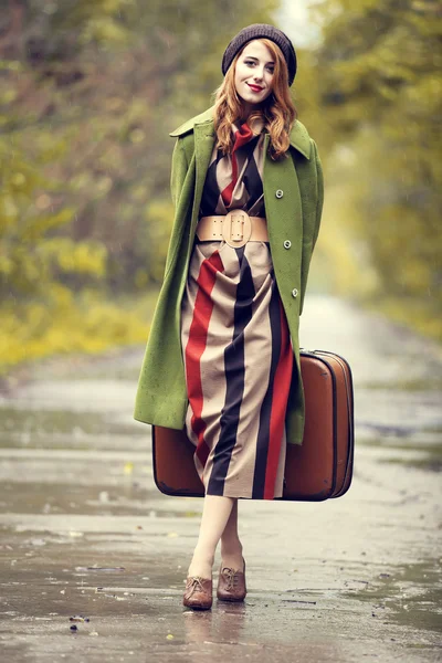 Estilo chica pelirroja con maleta en hermoso callejón de otoño . — Foto de Stock