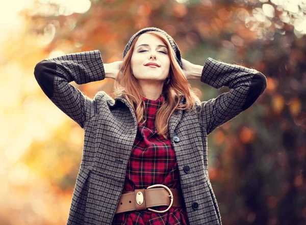 Estilo chica pelirroja en hermoso callejón de otoño . —  Fotos de Stock