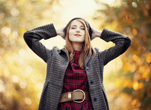 Estilo menina ruiva no belo beco de outono . — Fotografia de Stock