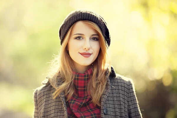 Stil Rotschopf Mädchen bei schönen Herbst Gasse. — Stockfoto