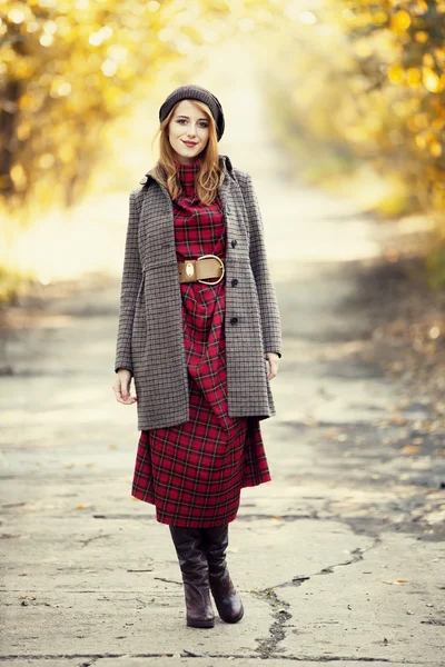 Stil Rotschopf Mädchen bei schönen Herbst Gasse. — Stockfoto