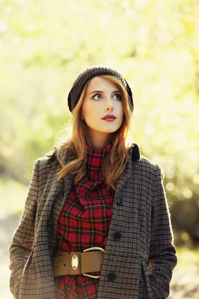 Stijl roodharige meisje op mooie herfst alley. — Stockfoto