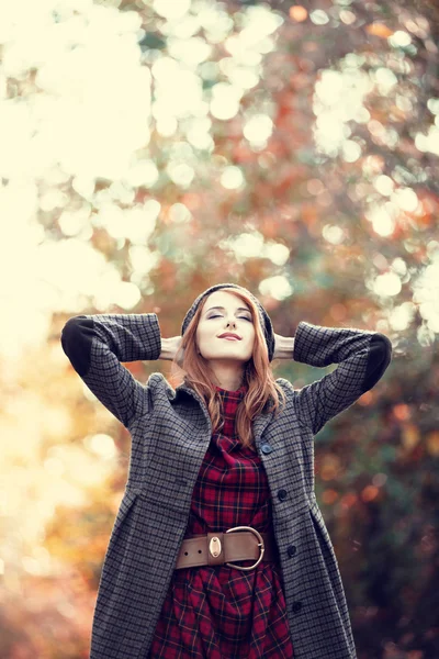 Stijl roodharige meisje op mooie herfst alley. — Stockfoto