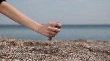 Kızın elini tutun kum plaj.