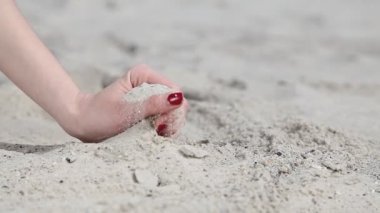 Kızın elini tutun kum plaj.
