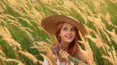 Kızıl saçlı kız açık havada.