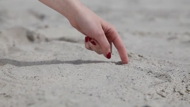 Girl make circle on the sand. — Stock Video