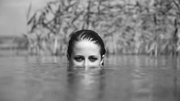 Une fille dans la rivière. Vidéo en noir et blanc bruyant — Video
