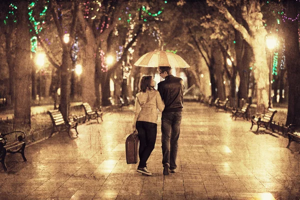 Un paio che camminano nel vicolo con le luci notturne. Foto in multic vintage — Foto Stock