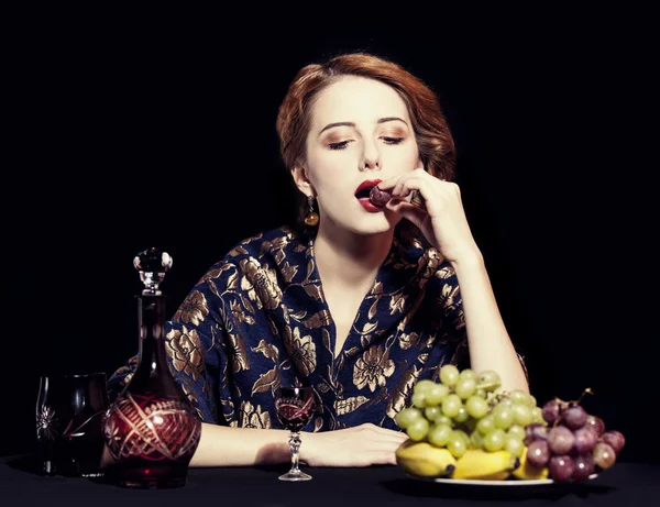 Portret van mooie rijke vrouwen met druiven. — Stockfoto