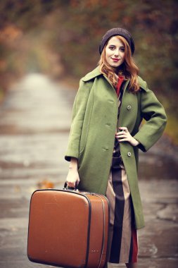 tarzı Kızıl saçlı kız güzel sonbahar alley, çanta.