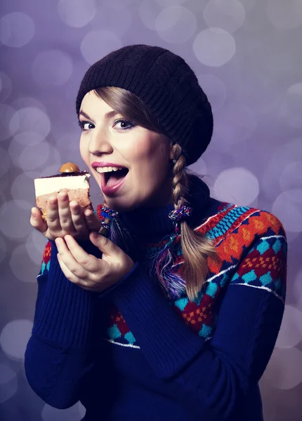 Όμορφη κοπέλα στο πουλόβερ με κέικ. — Φωτογραφία Αρχείου
