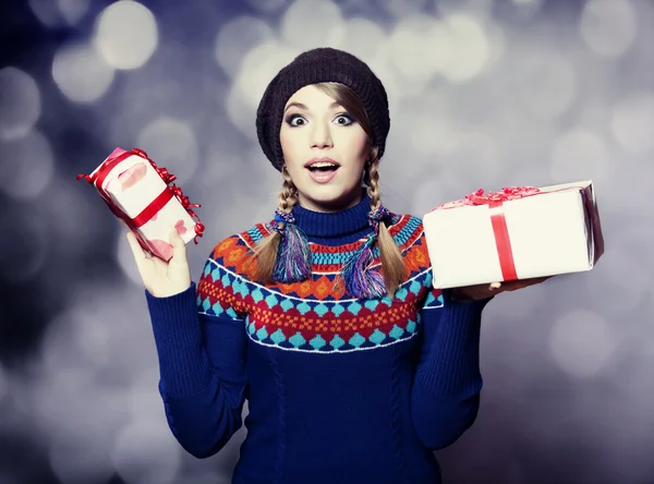 hediyeler ile güzel kız.