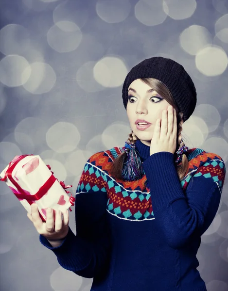 Chica encantadora en suéter con pastel . —  Fotos de Stock