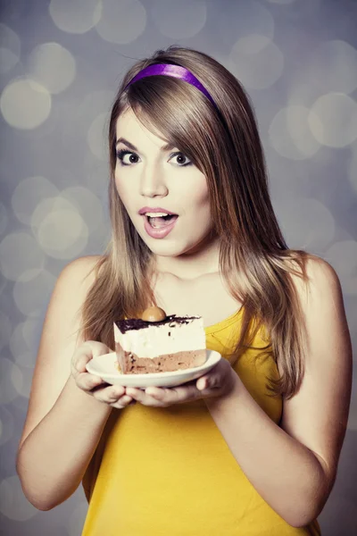 Style teen girl with cake. Photo with bokeh at background. — Stock Photo, Image