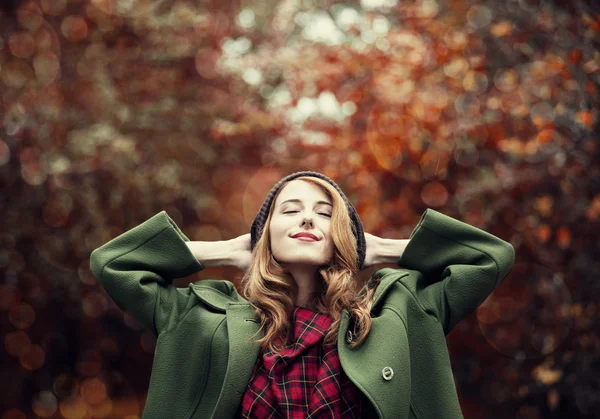 Style redhead girl at beautiful autumn alley. — Stock Photo, Image