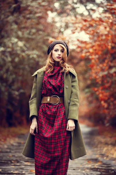 Estilo chica pelirroja en hermoso callejón de otoño . — Foto de Stock
