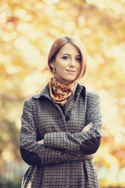 Style redhead girl at beautiful autumn alley. — Stock Photo, Image