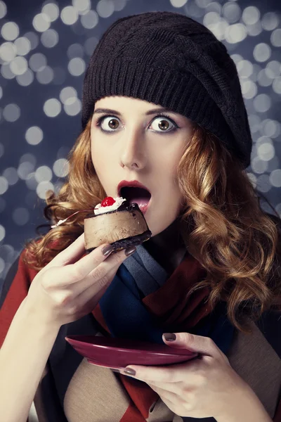 Style girl with cake and bokeh at background. — Stock Photo, Image