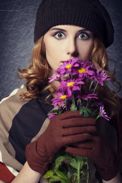 Styl dívka s květinami a bokeh na pozadí. — Stock fotografie